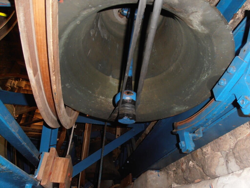 Tubes around the clapper flight